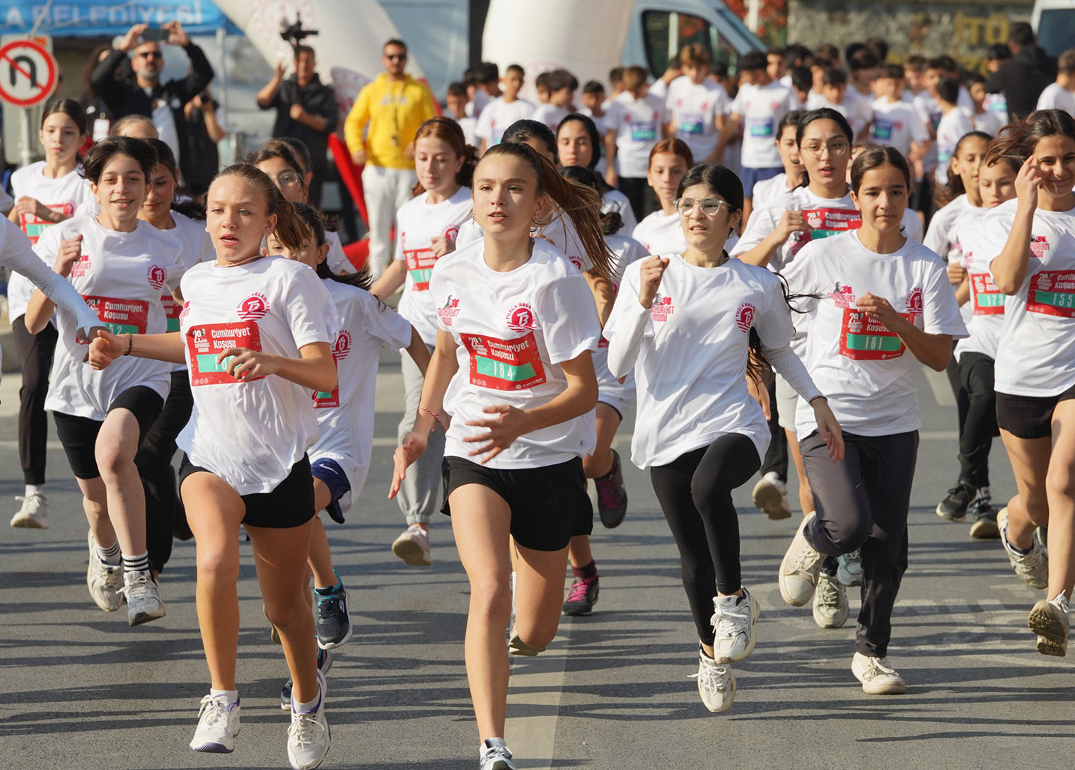 Tuzla’da 600 genç 101. yılında Cumhuriyet için koştu