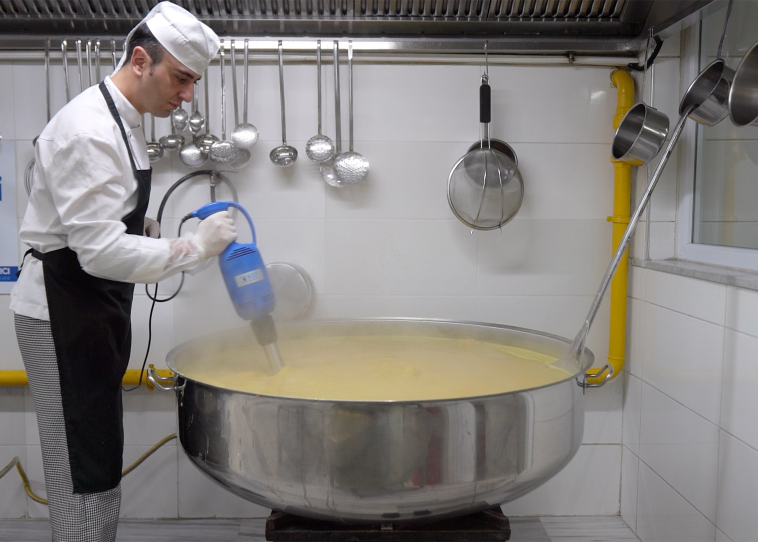 Tuzla’da Aşevinde Pişen Sıcak Yemekler, İhtiyaç Sahibi Ailelere Ulaşıyor