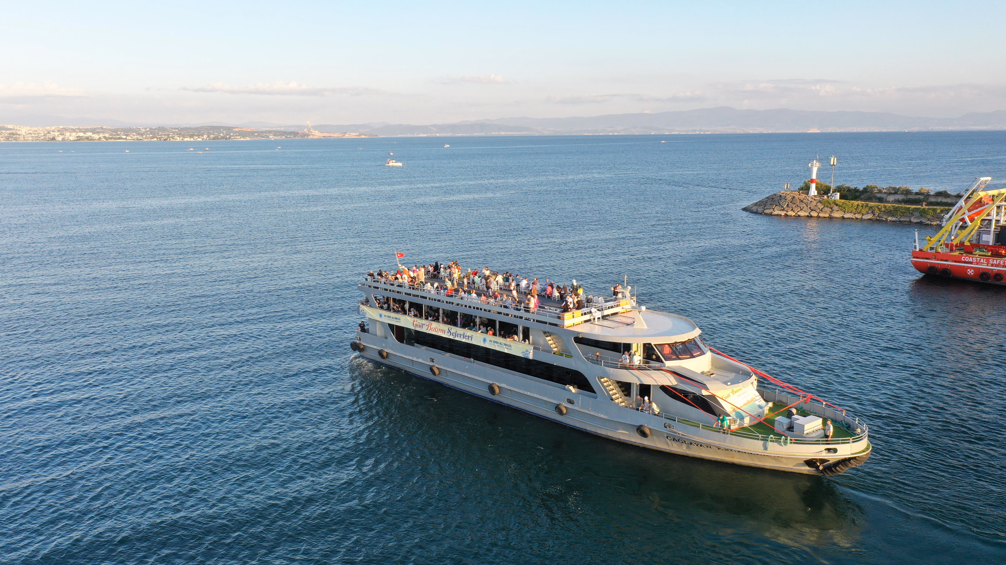 Tuzla’da deniz keyfi: Canlı müzik, gün batımı ve Adalar manzarası