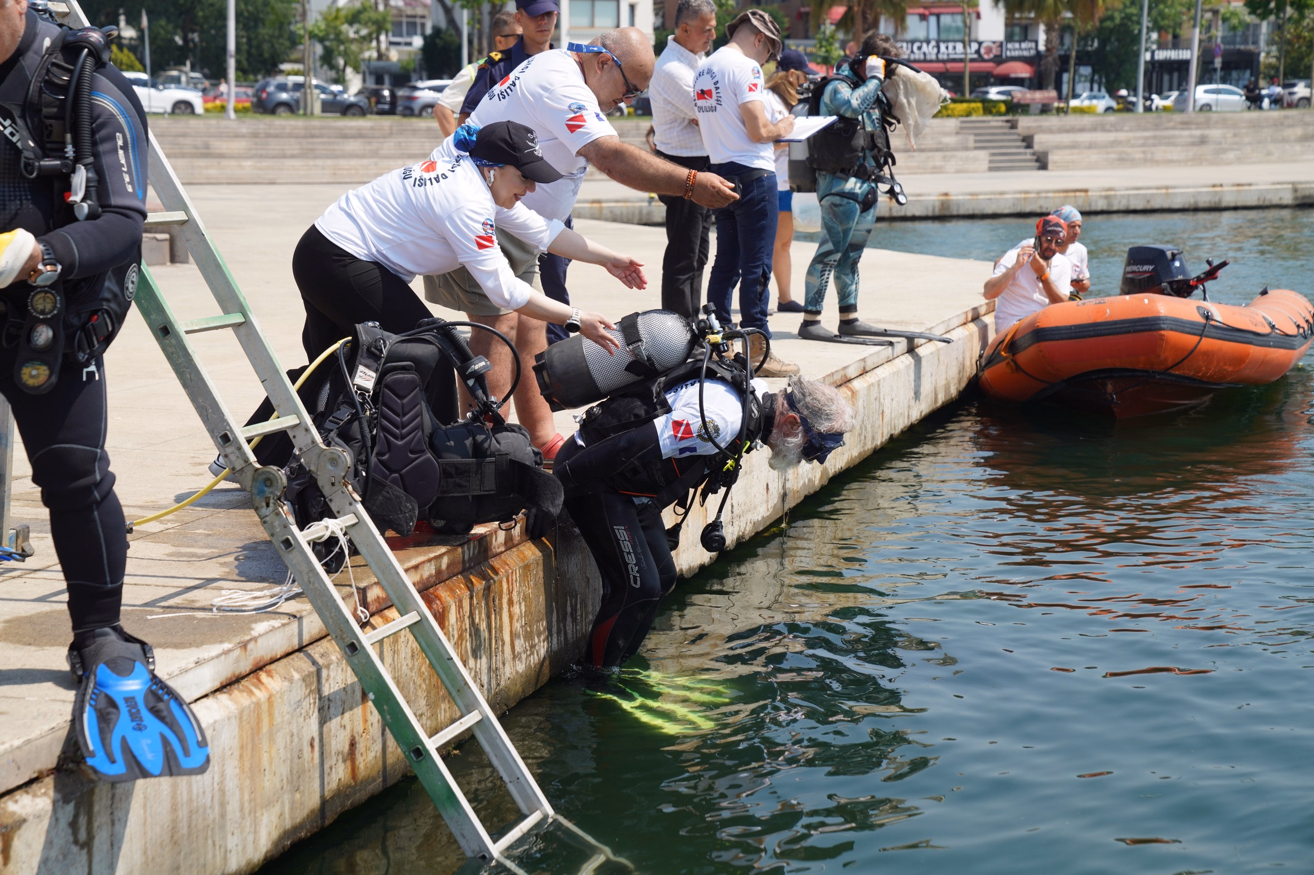 Tuzla’da Dünya Çevre Günü seferberliği: Batık teknelerin izleri derinlerden çıkarıldı    - Görsel 10