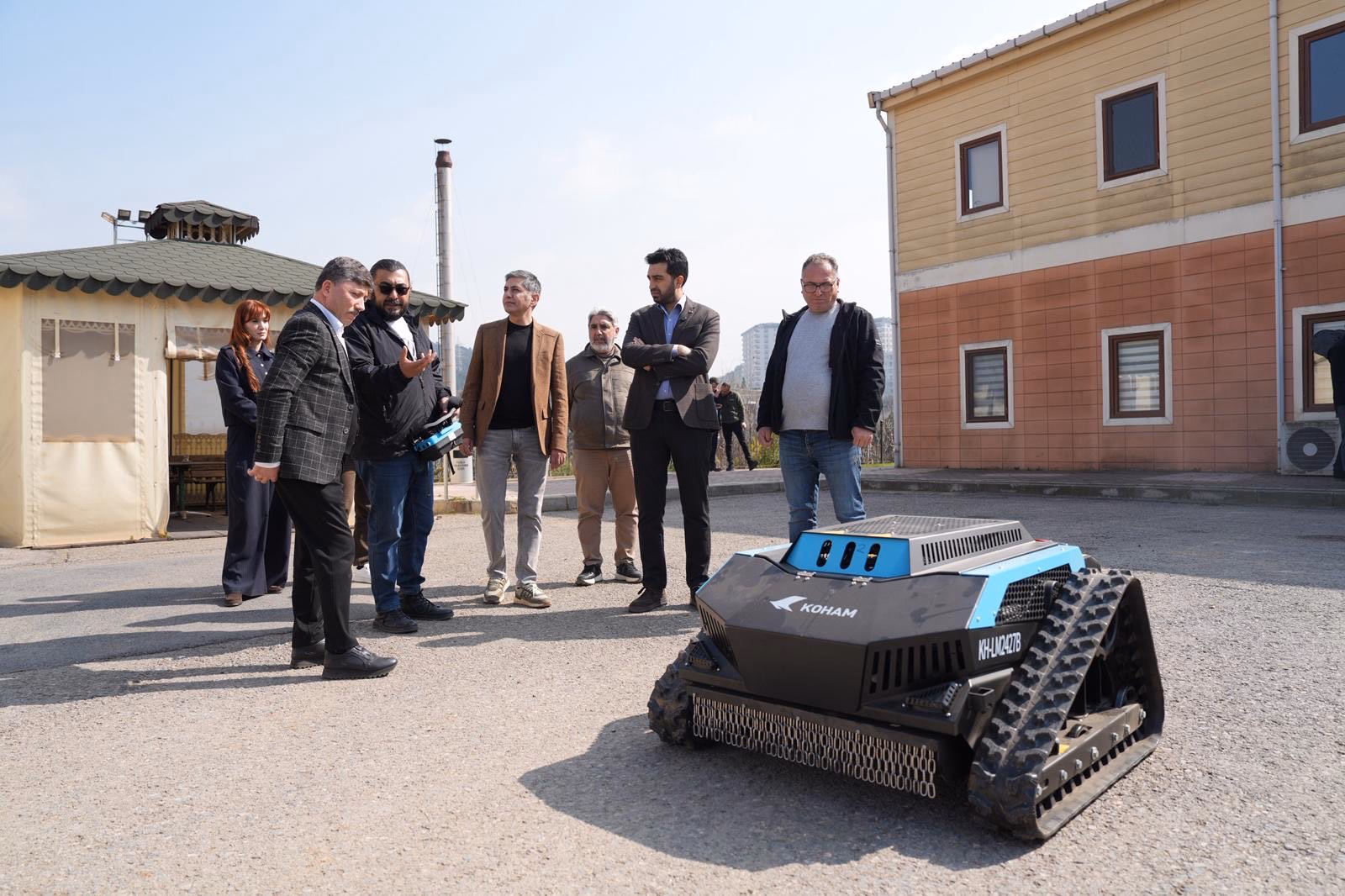 Tuzla’da robotlu çim biçme dönemi başladı - Görsel 1
