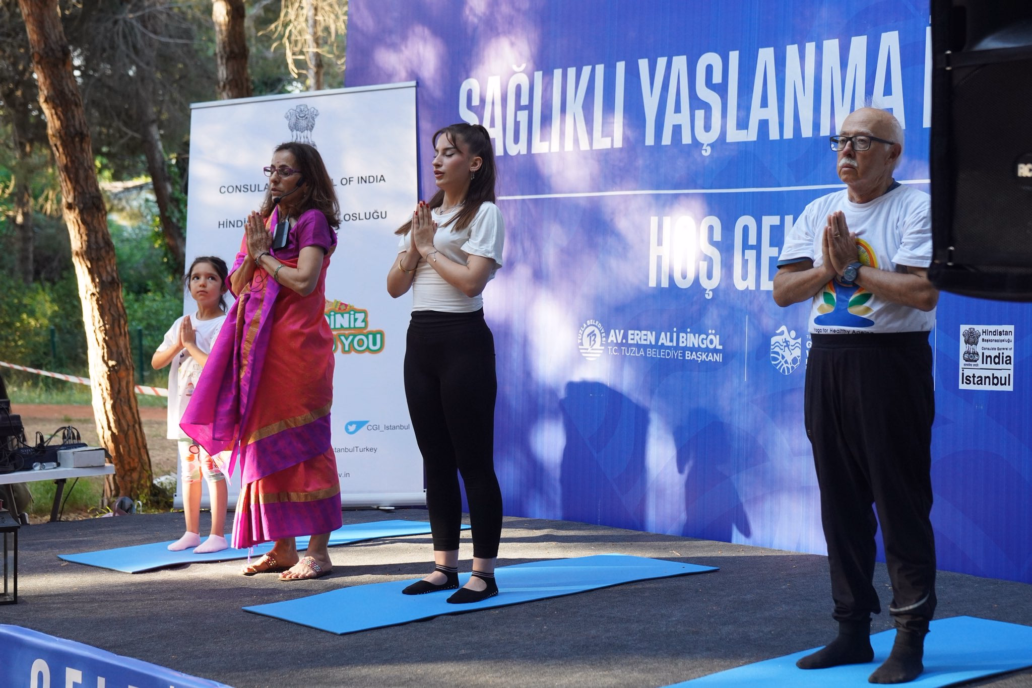 Tuzla’da Dünya Yoga Günü’ne yoğun ilgi: Onlarca kişi mat üzerinde buluştu - Görsel 1