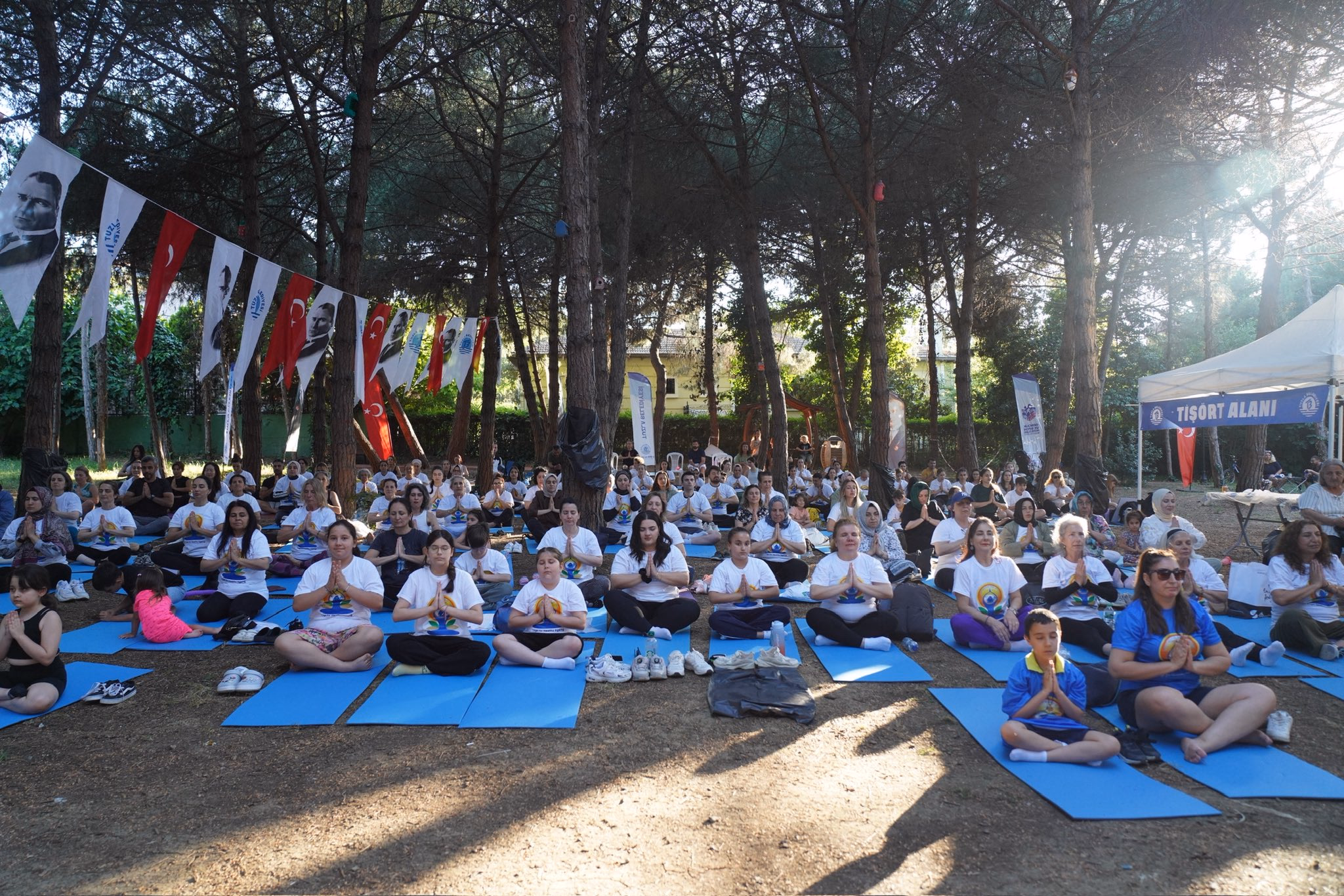 Tuzla’da Dünya Yoga Günü’ne yoğun ilgi: Onlarca kişi mat üzerinde buluştu - Görsel 2