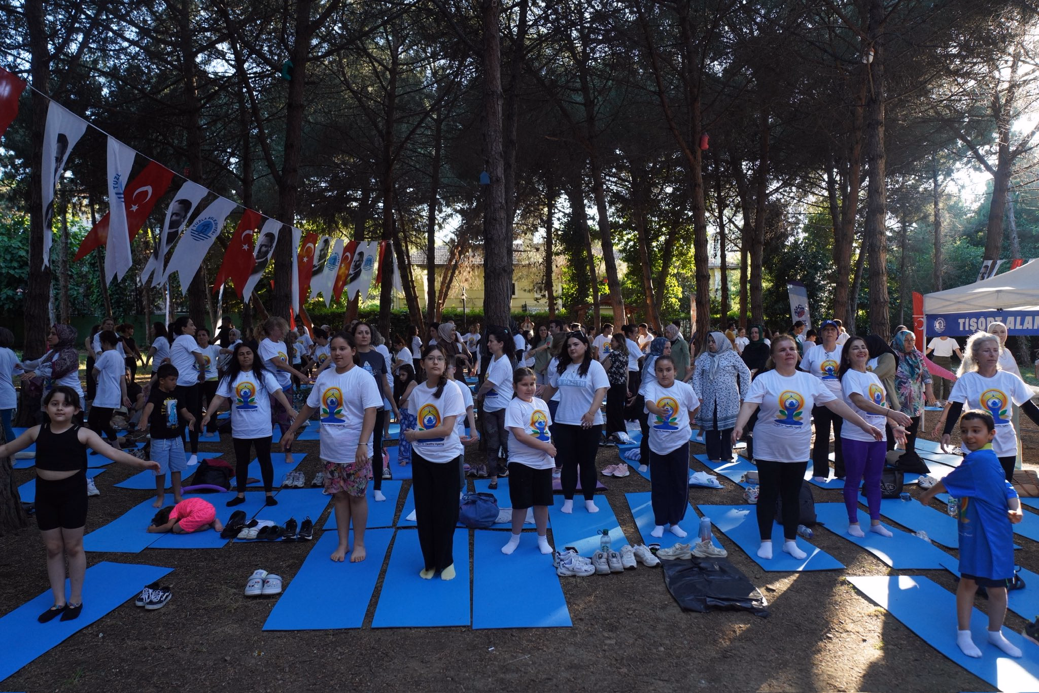 Tuzla’da Dünya Yoga Günü’ne yoğun ilgi: Onlarca kişi mat üzerinde buluştu - Görsel 4