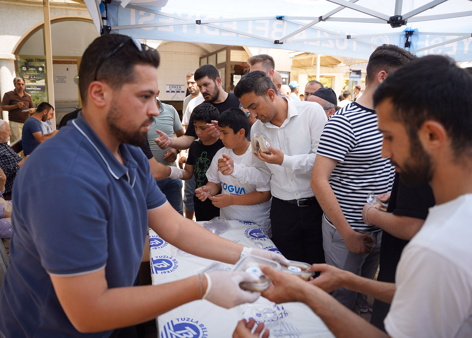 Muharrem ayının bereketi Tuzla’da paylaşılıyor: Aşure ikramı başladı