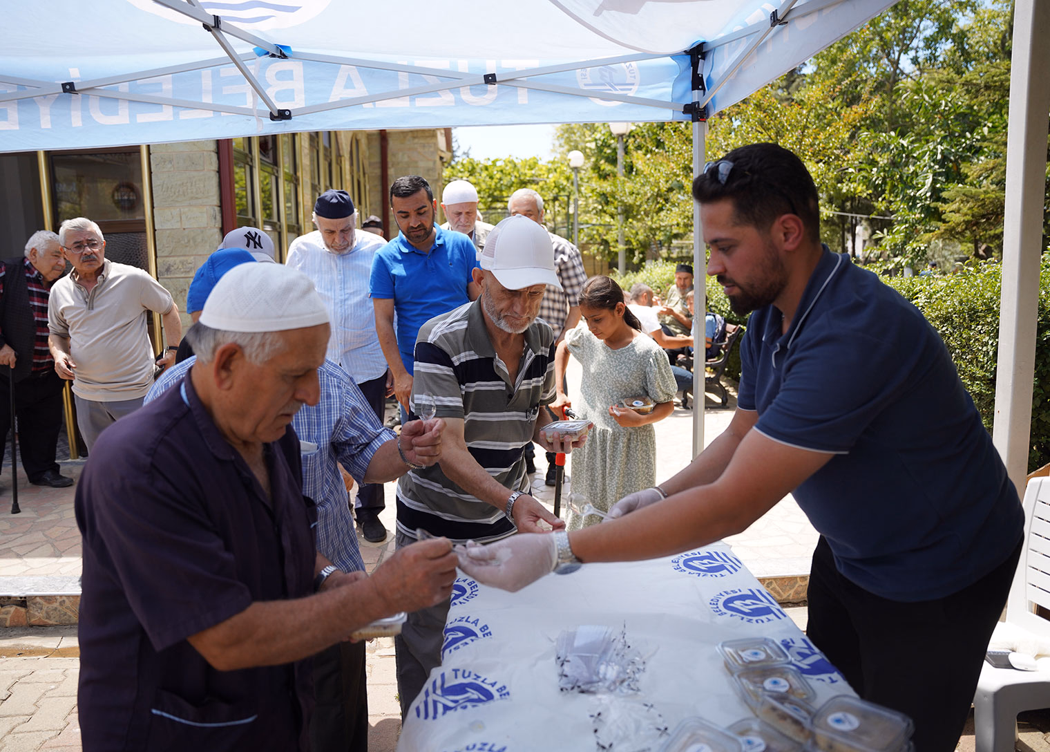 Muharrem ayının bereketi Tuzla’da paylaşılıyor: Aşure ikramı başladı - Görsel 3