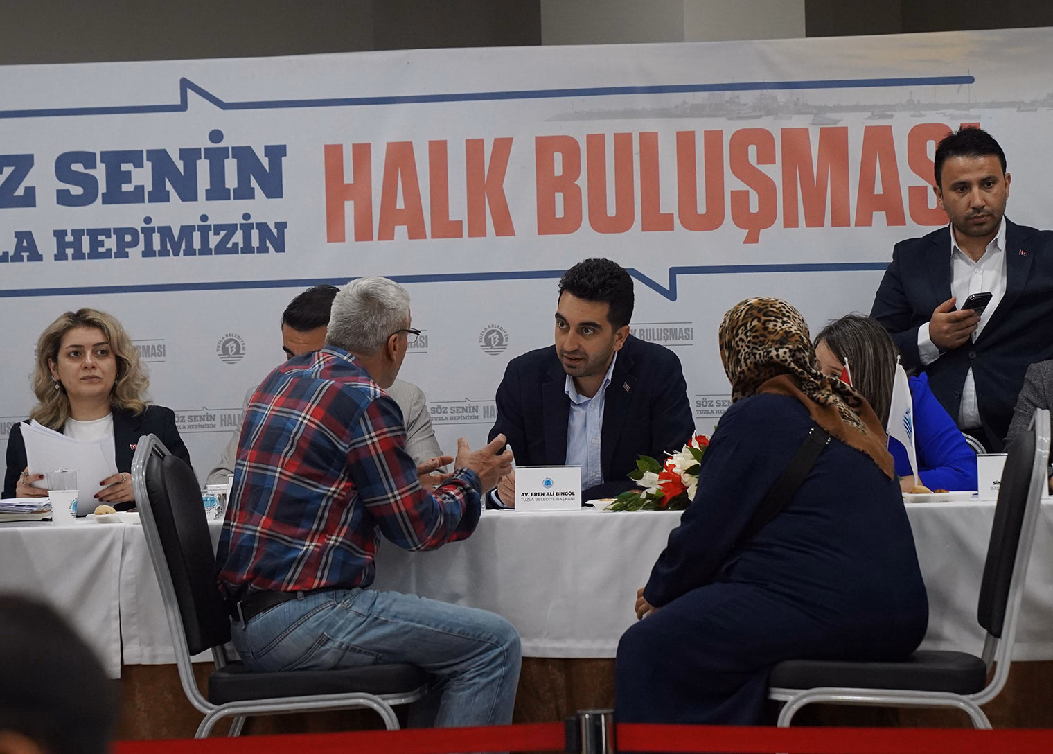 Başkan Eren Ali Bingöl halk buluşmalarında komşularıyla bir arada