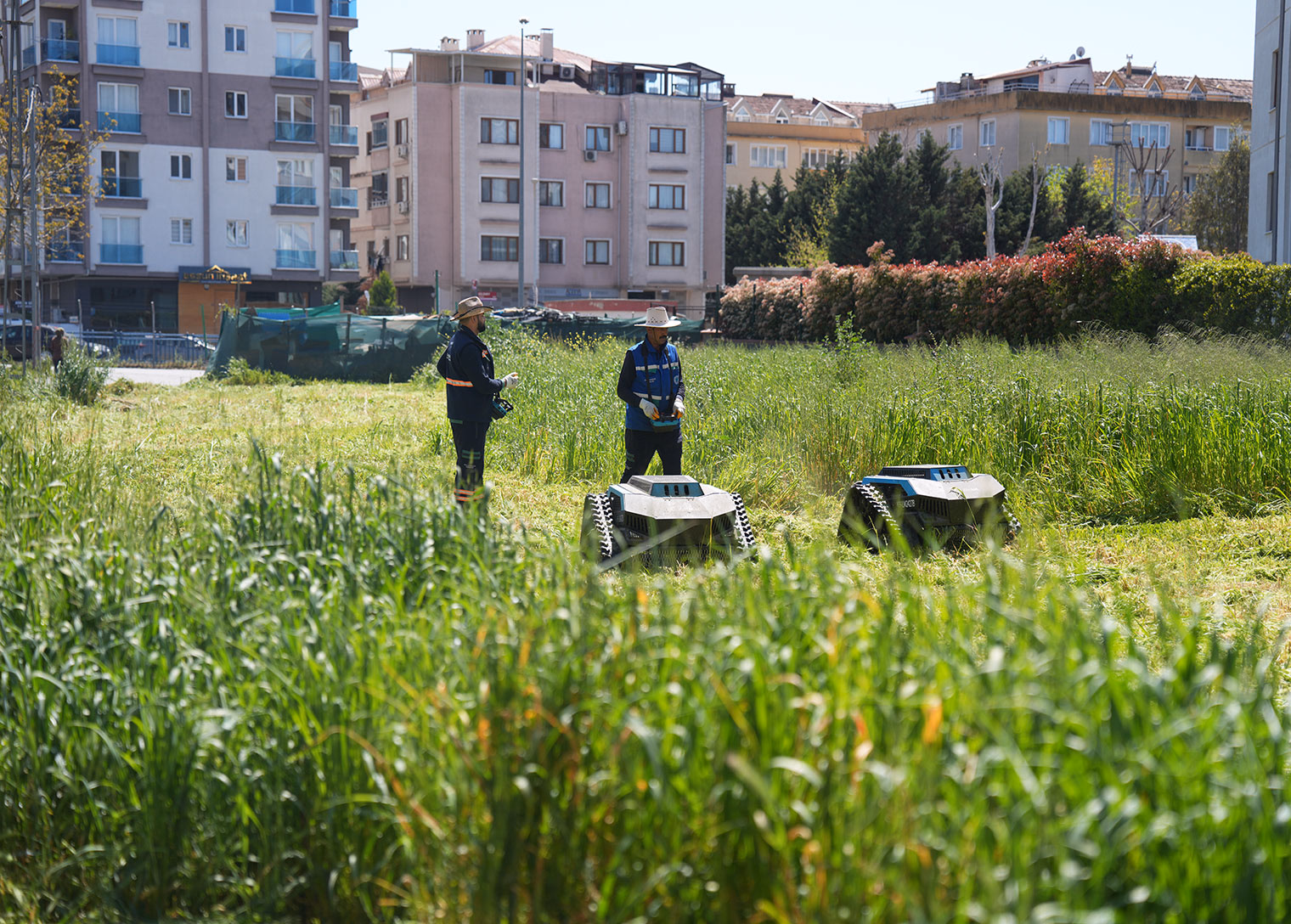 Tuzla’da robotlu çim biçme dönemi başladı
