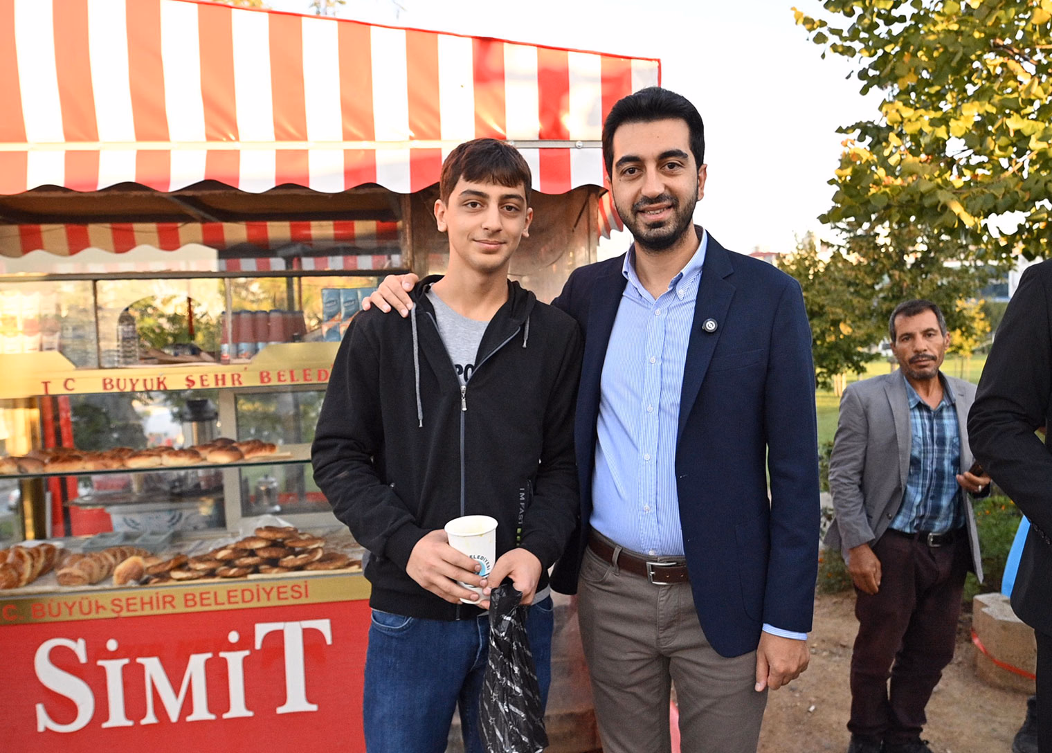 Başkan Eren Ali Bingöl’den işe giden vatandaşlara çorba ve simit ikramı