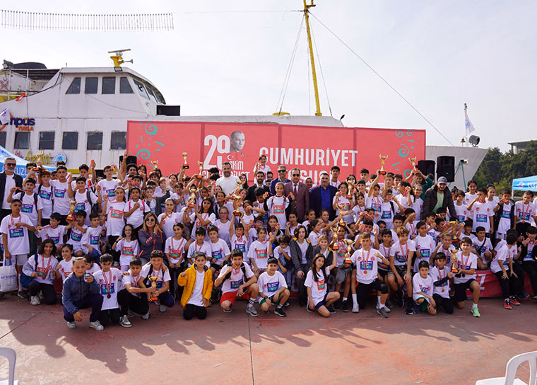 Tuzla’da 600 genç 101. yılında Cumhuriyet için koştu