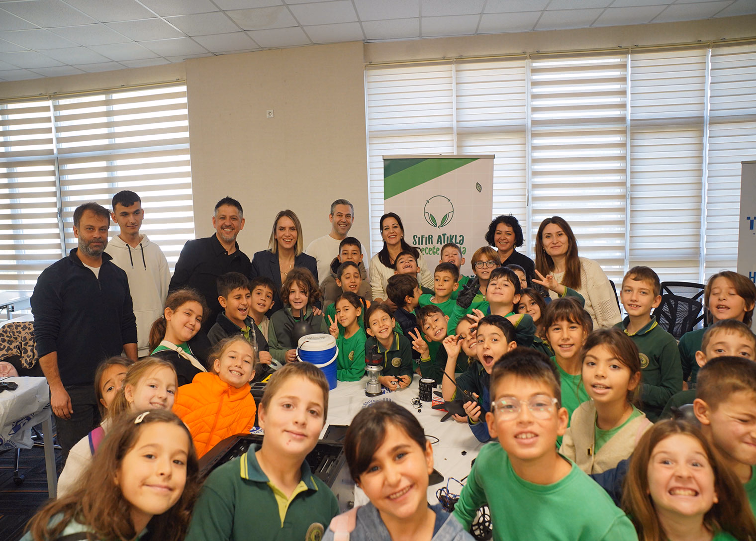 Tuzla’da minik eller elektronik atıkları ayrıştırdı