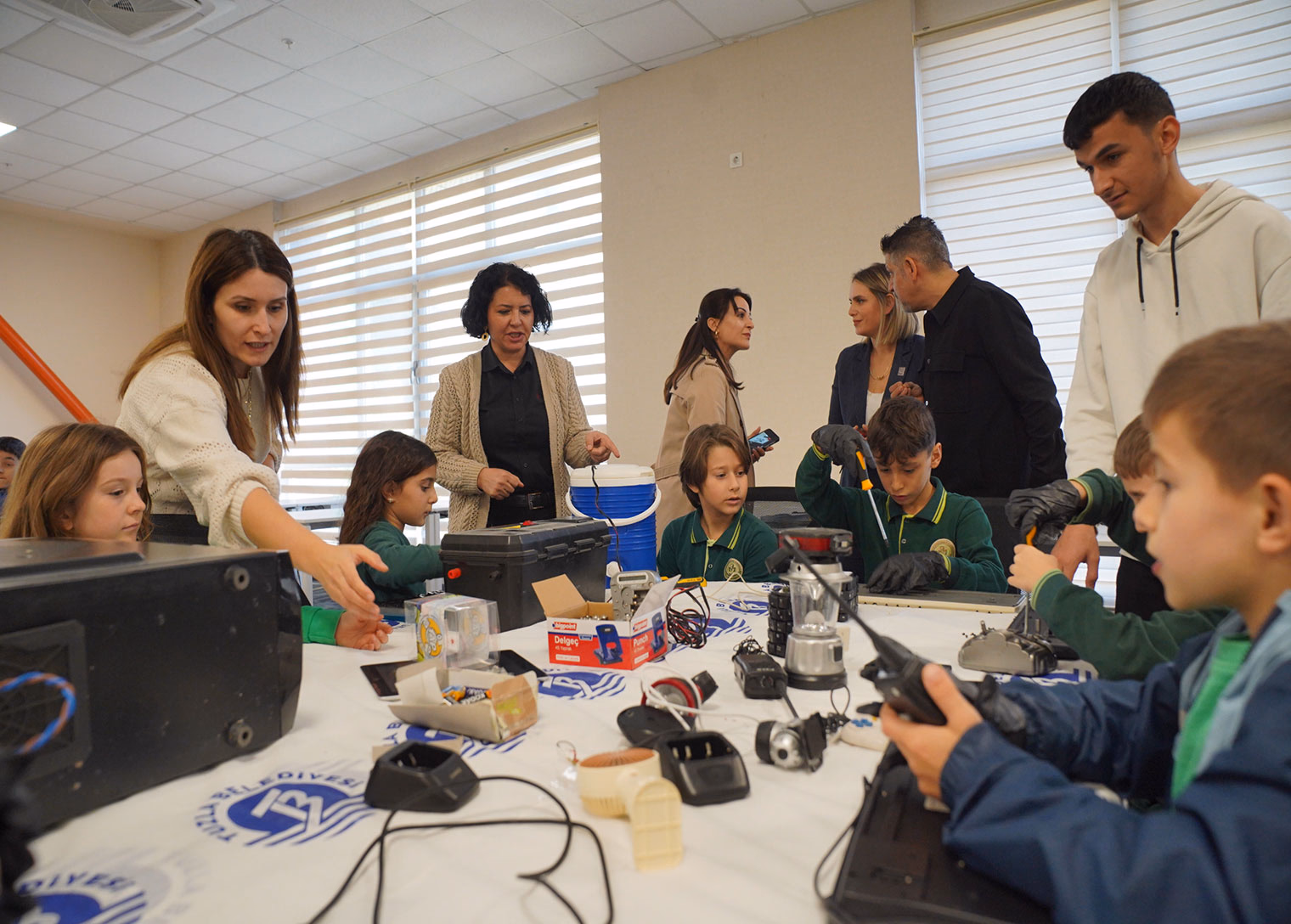 Tuzla’da minik eller elektronik atıkları ayrıştırdı - Görsel 1