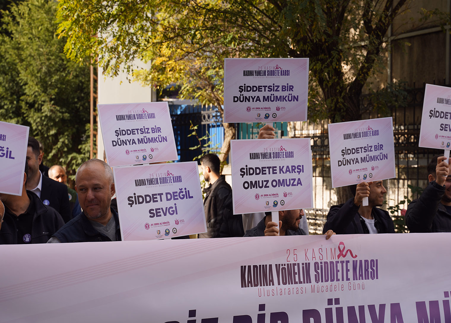 Tuzla’da erkekler kadına şiddete karşı sessiz yürüyüş gerçekleştirdi