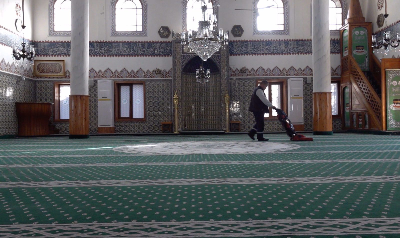 Tuzla Belediyesi, İbadethaneleri Çok Fonksiyonlu Araçlarla Temizliyor - Görsel 4