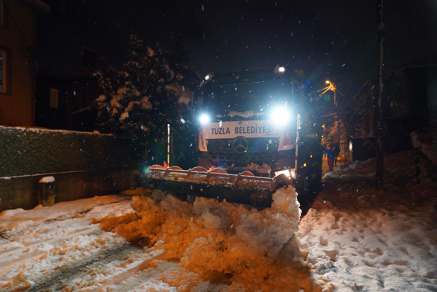 Tuzla Belediyesi’nden karla mücadelede örnek çalışma - Görsel 2