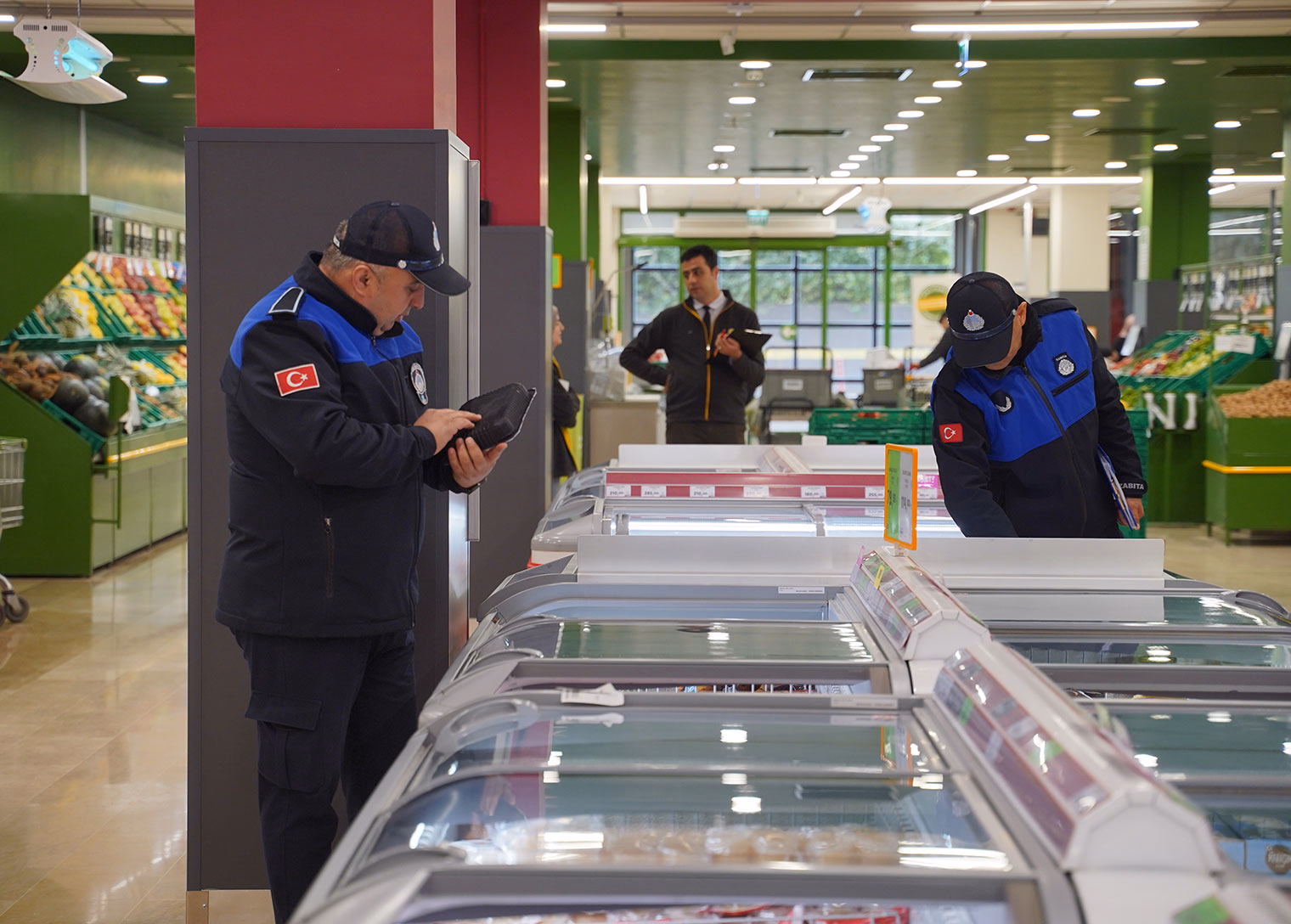 Tuzla Belediyesi zabıta ekiplerinden market denetimi