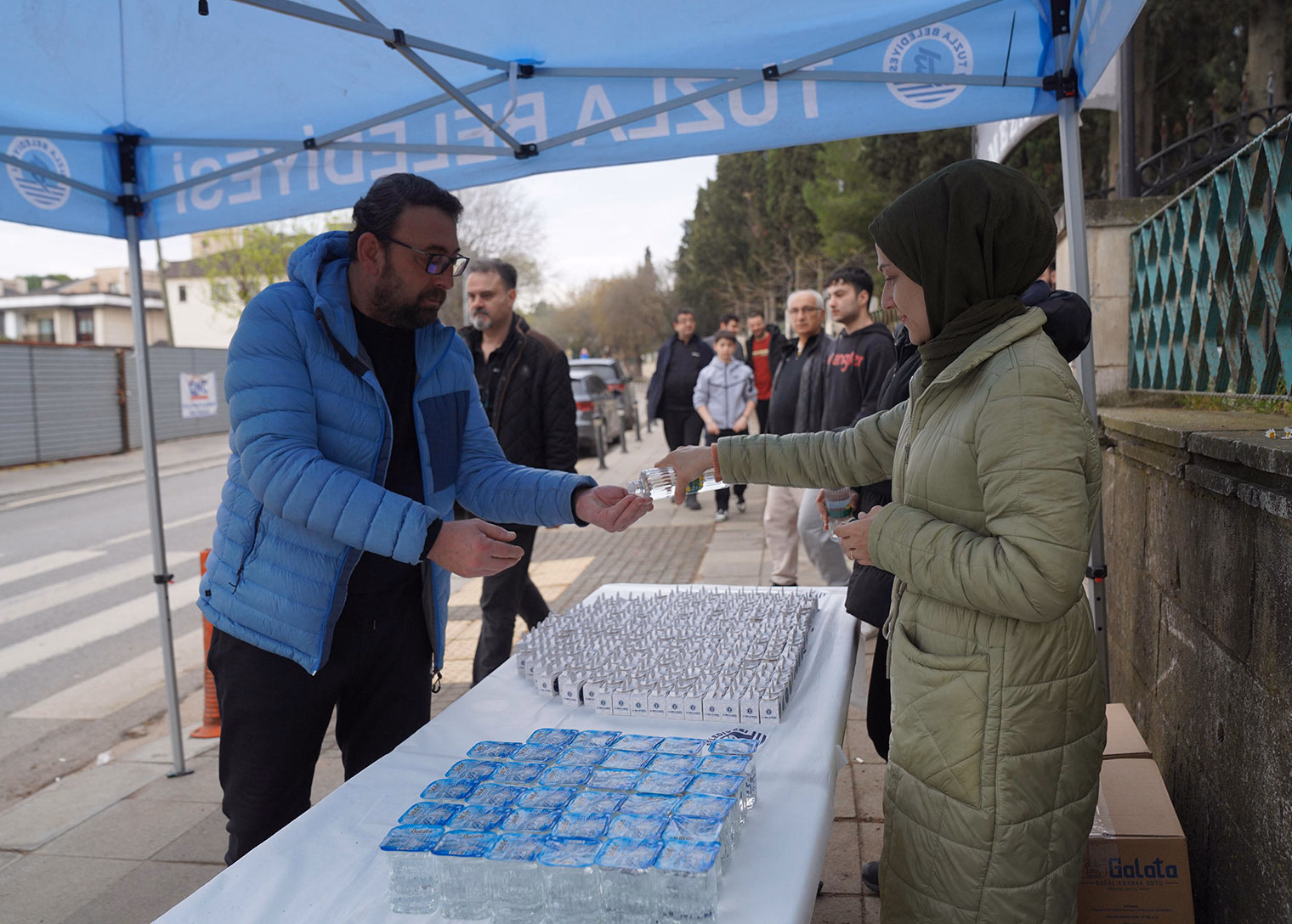 Tuzla Belediyesi’nden mezarlık ziyaretlerinde anlamlı ikram - Görsel 5