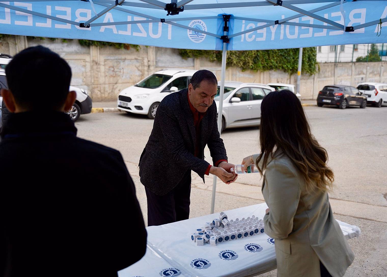 Tuzla Belediyesi’nden mezarlık ziyaretlerinde anlamlı ikram