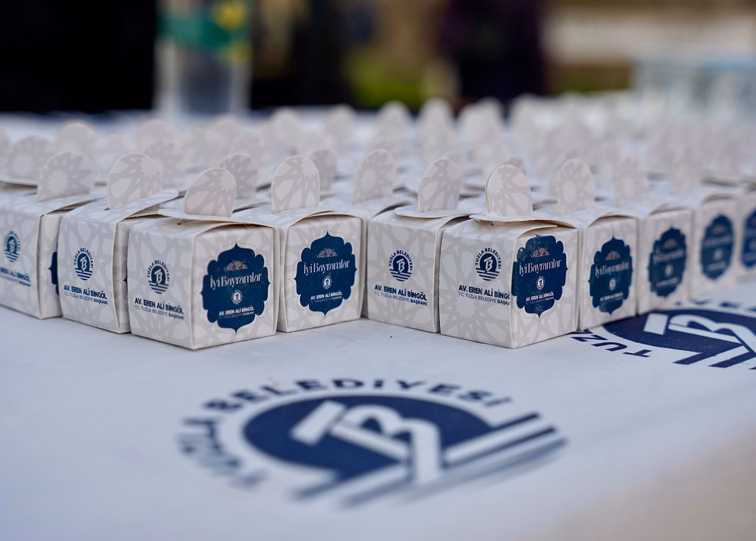 Tuzla Belediyesi’nden mezarlık ziyaretlerinde anlamlı ikram - Görsel 3