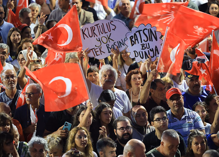 Tuzla’da “Millet İradesine Sahip Çıkıyor” mitingi on binlerin katılımıyla düzenlendi