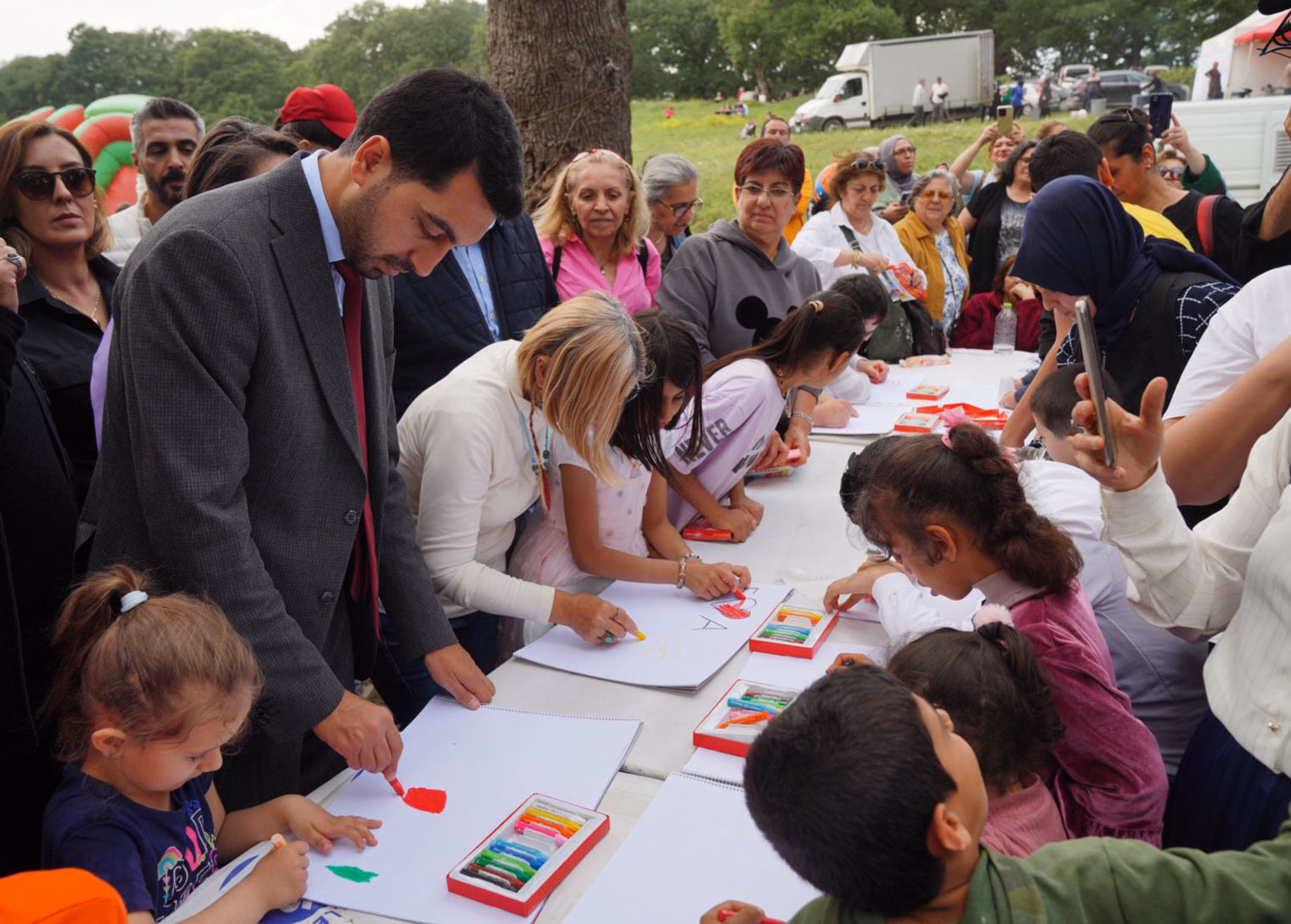Tuzla’nın özel çocukları, anneleriyle ‘Mutluluğun Resmi’ni çizdi - Görsel 2