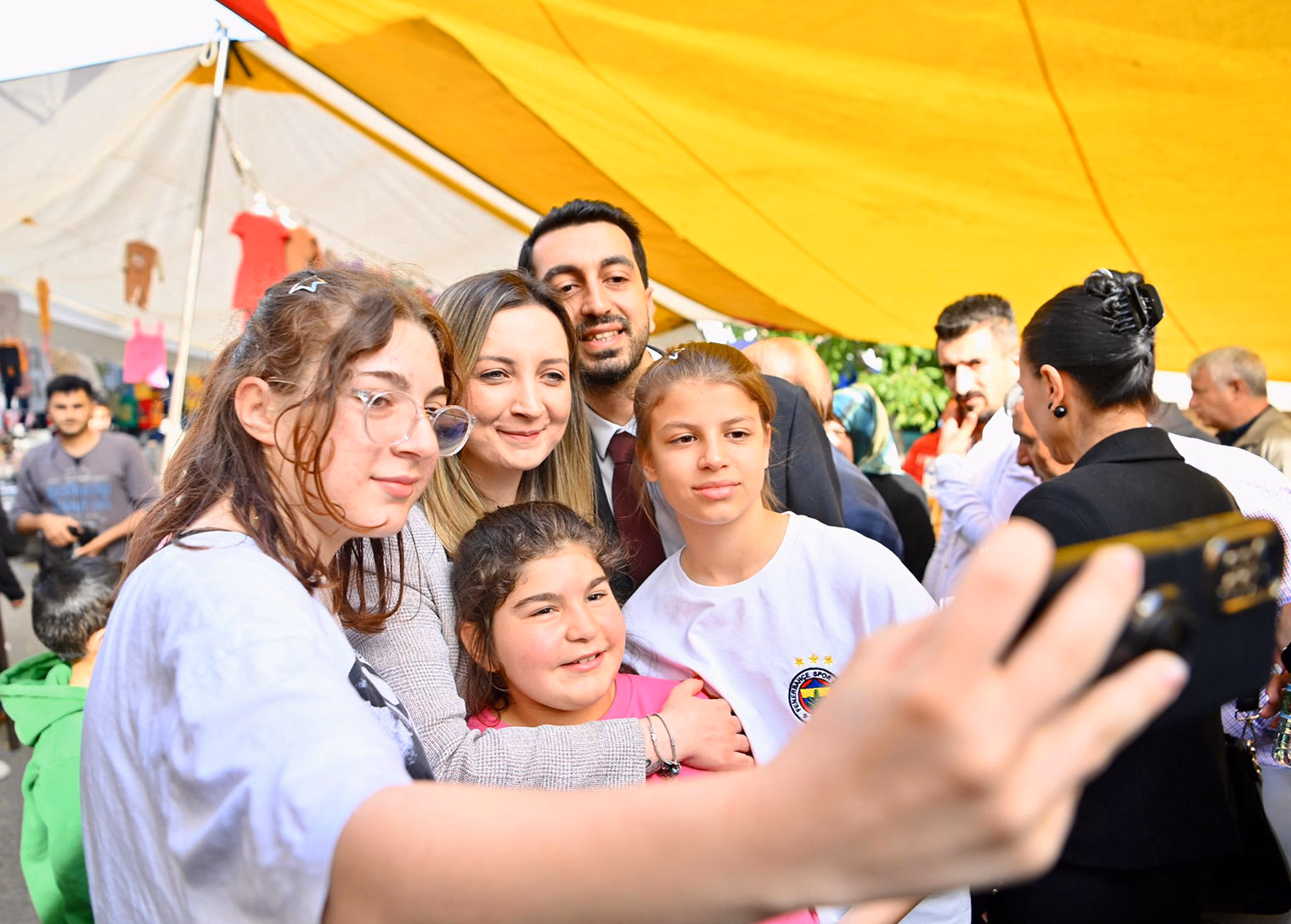 Tuzla Belediye Başkanı Eren Ali Bingöl, Şifa Mahallesi Semt Pazarı’nı ziyaret etti