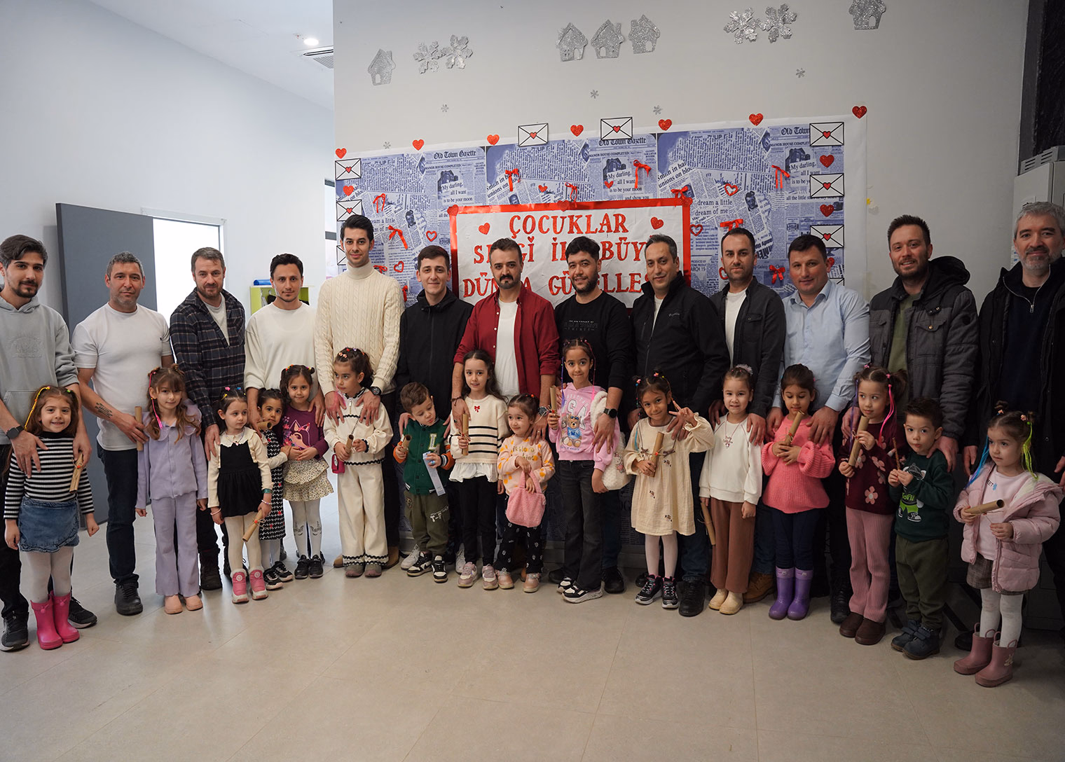 14 Şubat Sevgi Günü’nde babalar kız çocuklarının saçlarını şekillendirdi