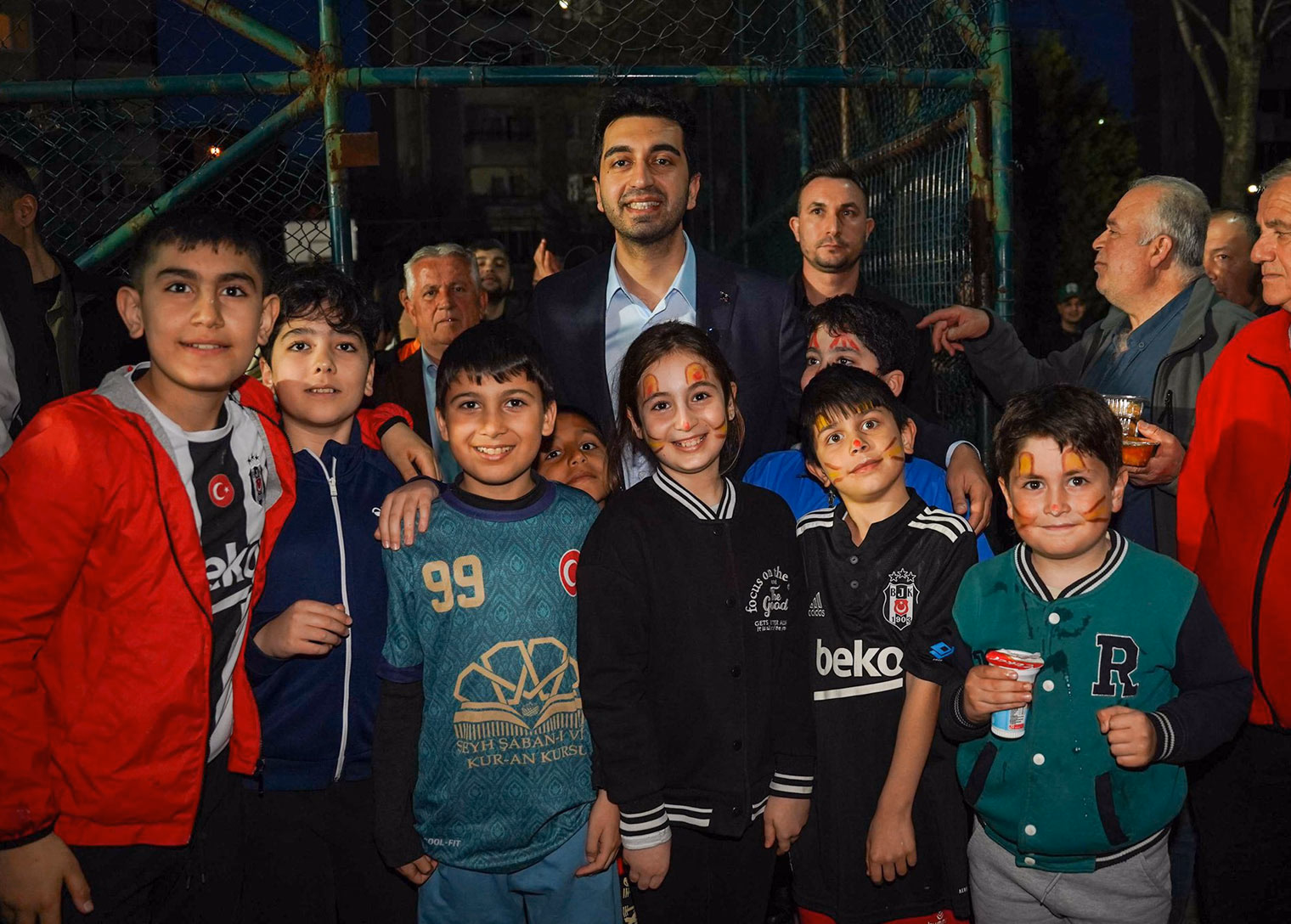 Tuzla’da Ramazan’ın bereketi sokak iftarlarında paylaşılıyor