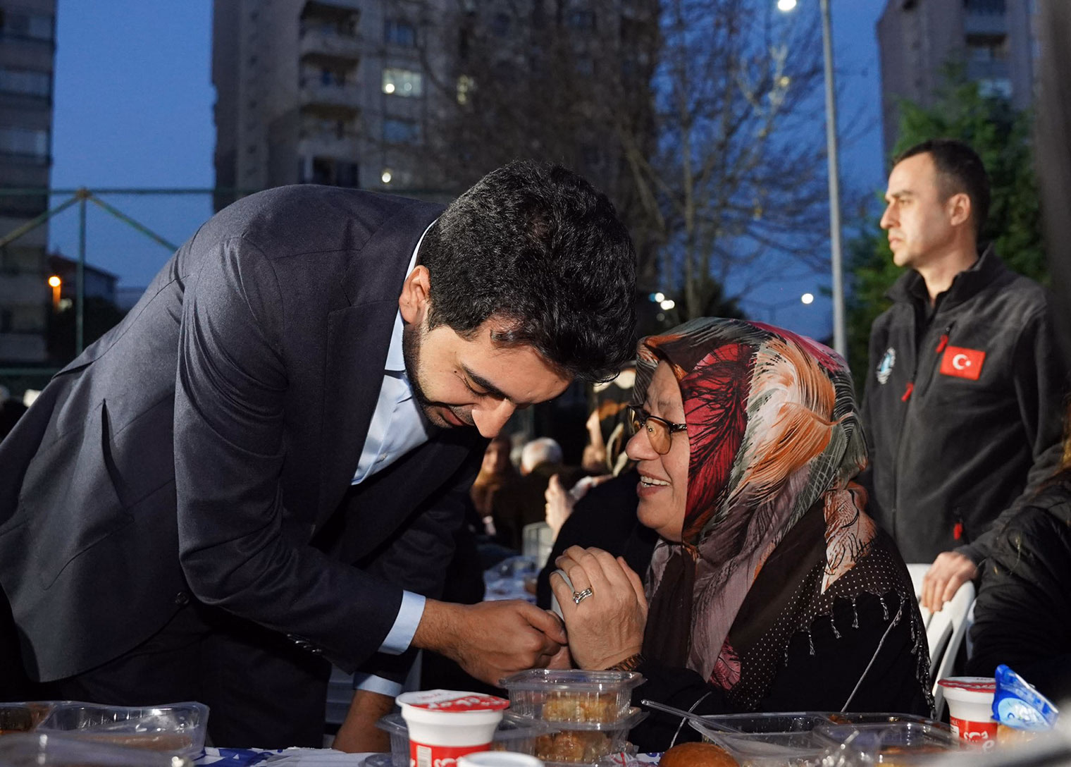 Tuzla’da Ramazan’ın bereketi sokak iftarlarında paylaşılıyor - Görsel 3