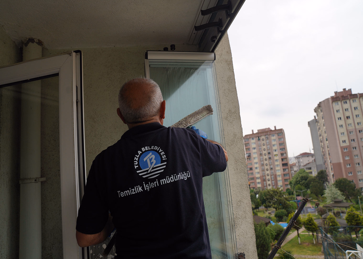 Tuzla'da bayram öncesi gönül seferberliği: İhtiyaç sahiplerinin evleri temizlendi