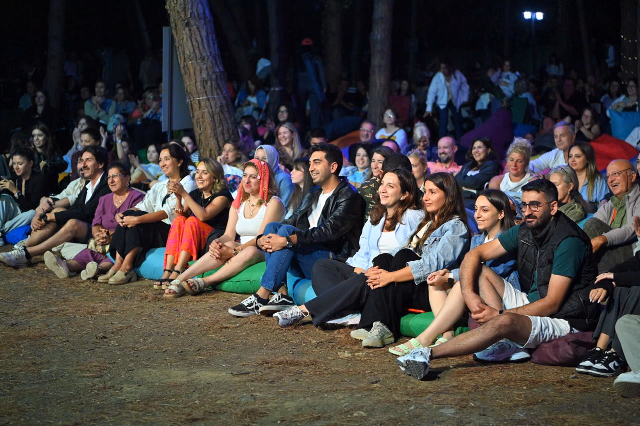 Bülent Ortaçgil dinlerken biz...