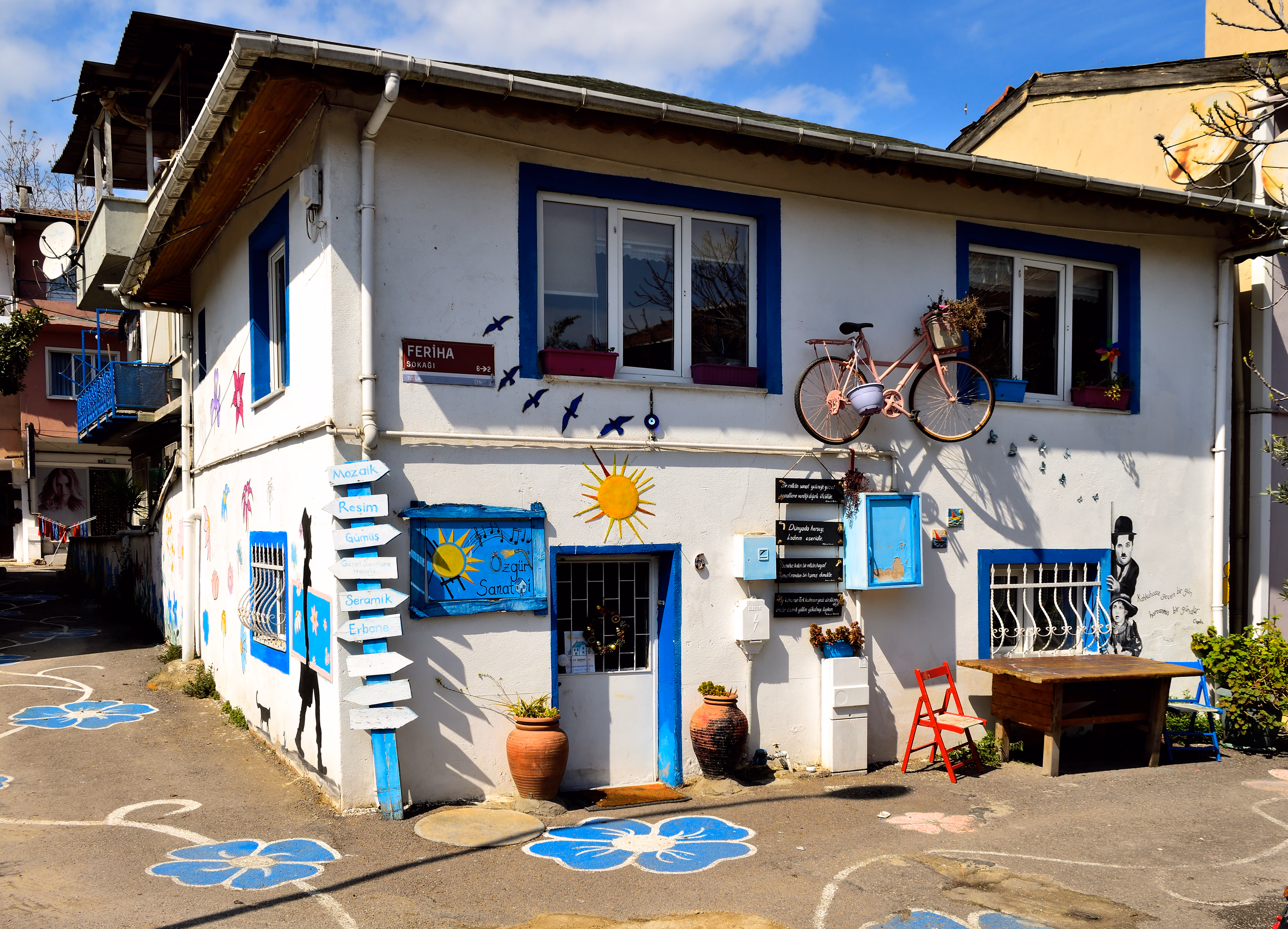 Biraz mavi, çok özgür; Tuzla