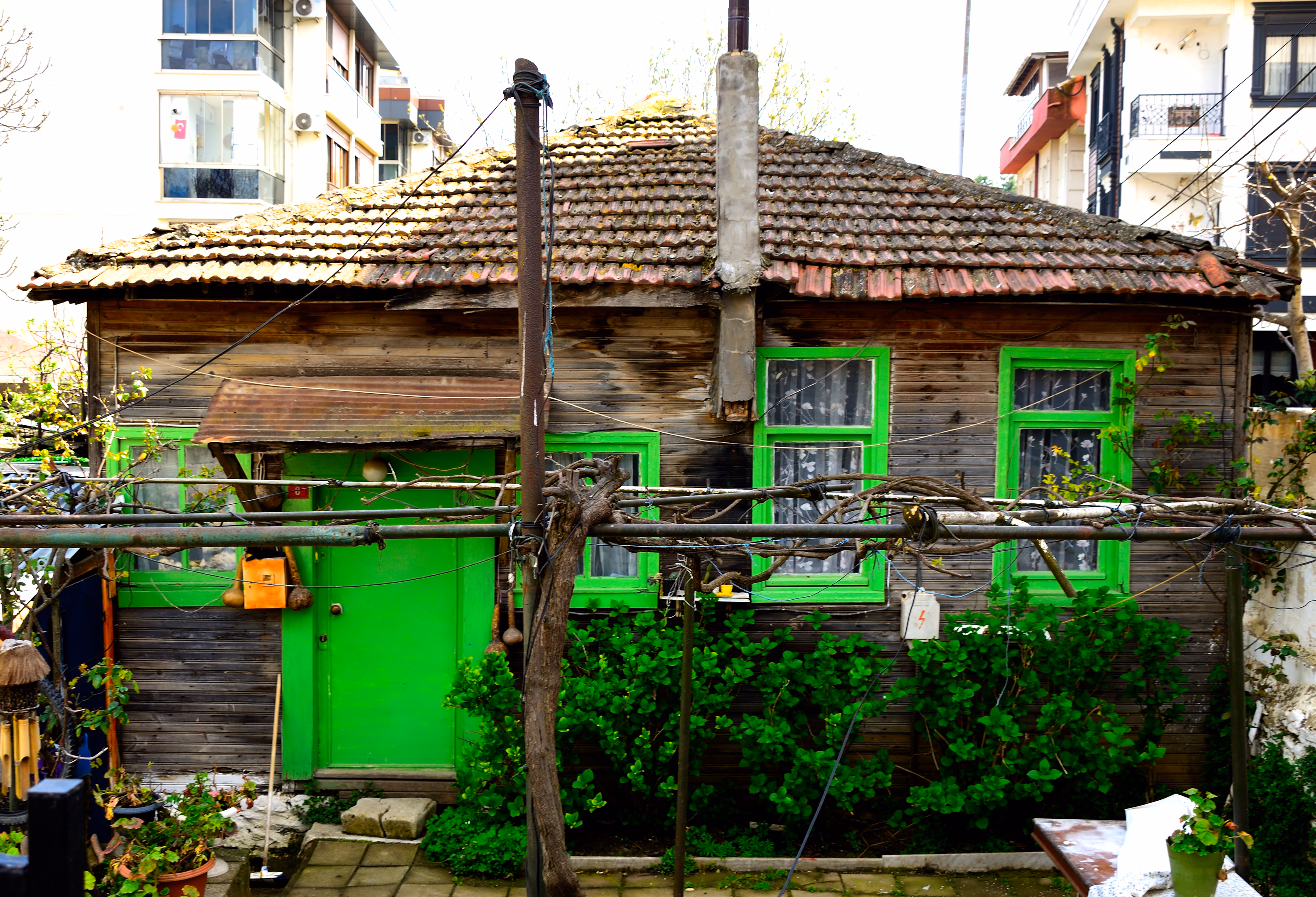 Tuzla'nın renkli evlerinden biri