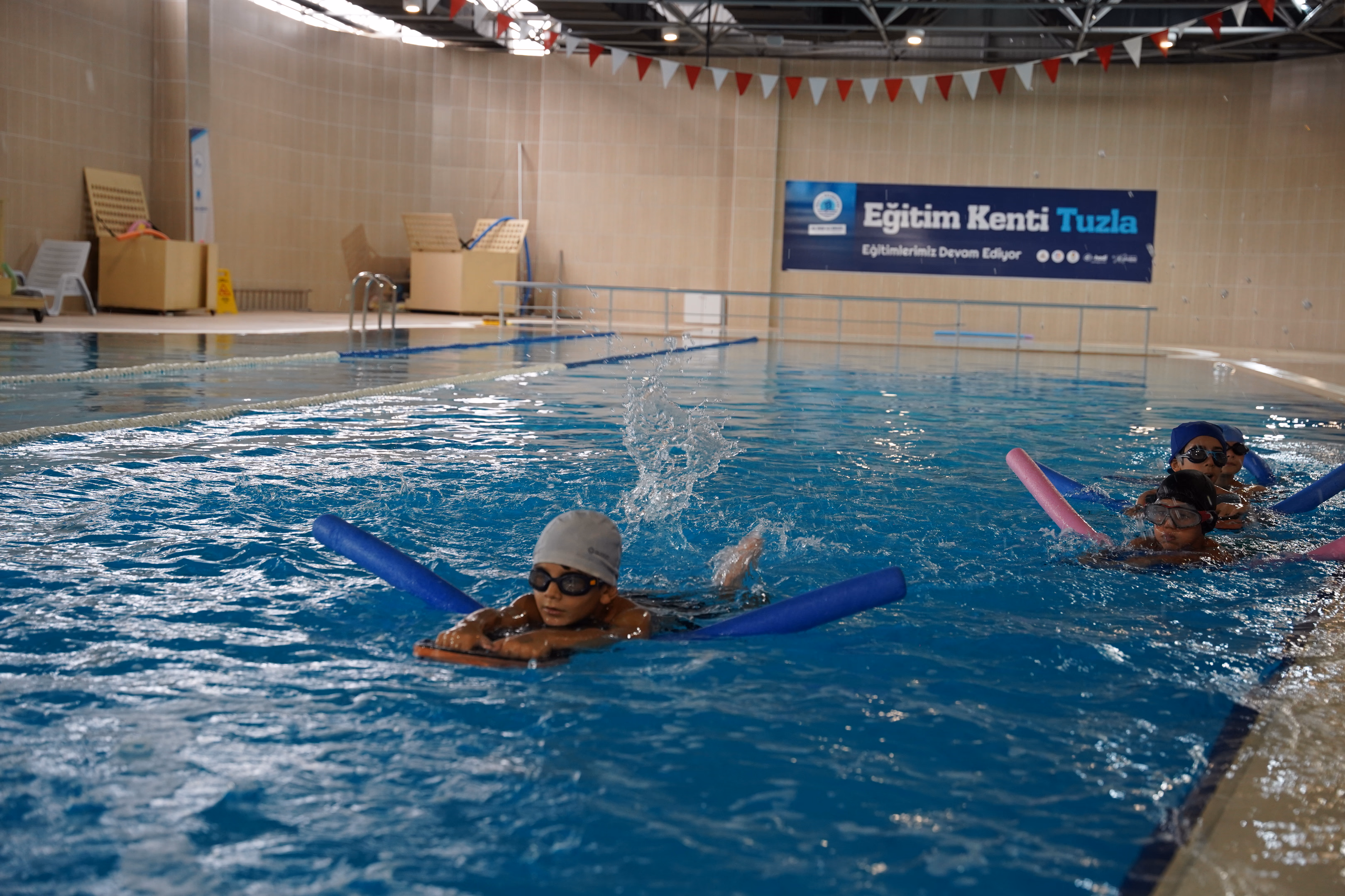  Tuzla Belediyesi Şelale Eğitim Parkı Kadın ve Erkek Yüzme Havuzları - Fotoğraf 1